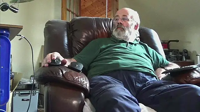 Snapshot of janzer13 chatting on December 21, 2025, 2:13 pm janzer13 online show from December 21, 2025, 2:13 pm