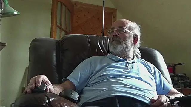 Snapshot of janzer13 chatting on February 14, 2026, 1:30 pm janzer13 online show from February 14, 2026, 1:30 pm