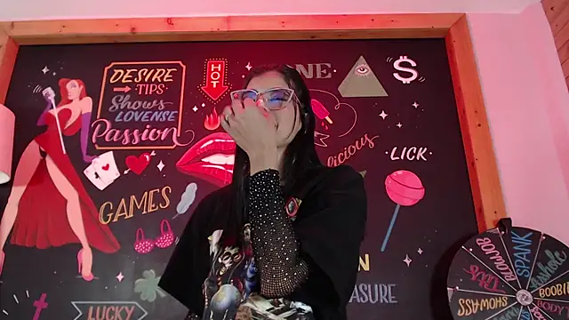 Lola Pierce online show from November 11, 2025, 12:05 pm