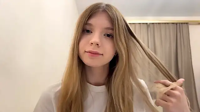 Snapshot of FruityXo chatting on November 27, 2025, 6:54 pm FruityXo online show from November 27, 2025, 6:54 pm