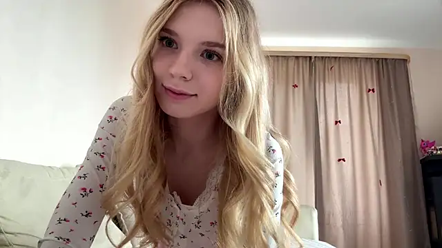 Snapshot of FruityXo chatting on April 3, 2026, 11:08 am FruityXo online show from April 3, 2026, 11:08 am