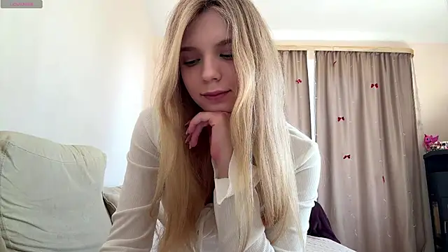 Snapshot of FruityXo chatting on April 12, 2026, 11:37 am FruityXo online show from April 12, 2026, 11:37 am