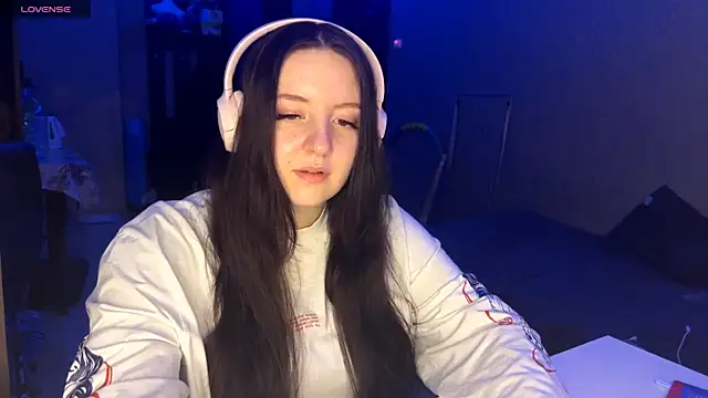 LauretteRagar online show from December 19, 2025, 5:42 pm