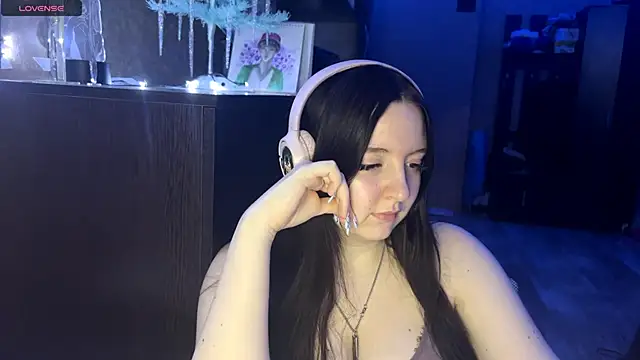 LauretteRagar online show from December 22, 2025, 5:21 pm