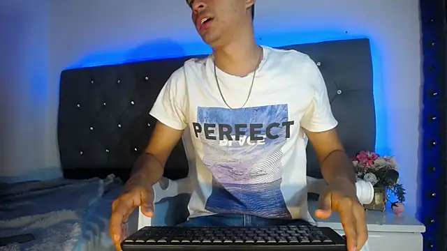 Charlie Cock  online show from November 5, 2025, 4:01 am