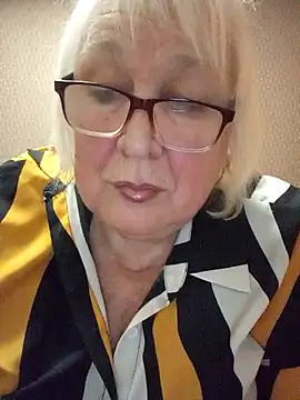 Alexia64231 online show from October 31, 2025, 3:24 pm