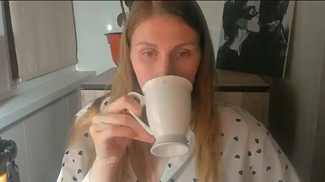 Snapshot of JuliaMuuun chatting on April 6, 2026, 9:16 pm JuliaMuuun online show from April 6, 2026, 9:16 pm