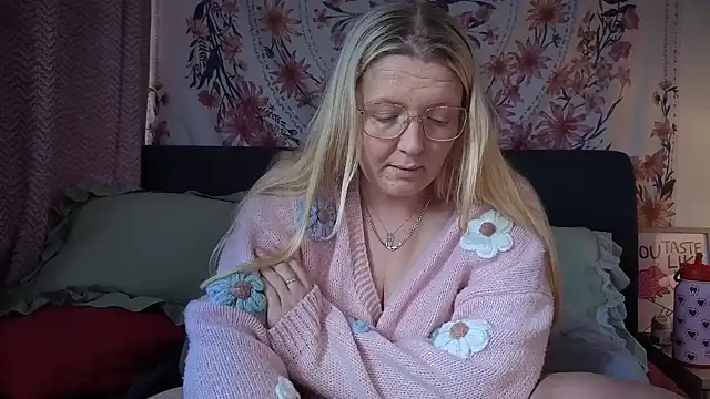 Daisyxoxo  online show from April 14, 2026, 9:37 am