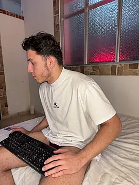 Snapshot of max_valiant1 chatting on November 7, 2025, 9:04 pm max valiant1 online show from November 7, 2025, 9:04 pm