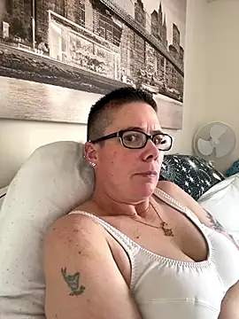 Snapshot of voluptuous-minx chatting on December 5, 2025, 11:41 am voluptuous-minx online show from December 5, 2025, 11:41 am