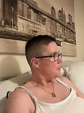 Snapshot of voluptuous-minx chatting on December 16, 2025, 4:45 pm voluptuous-minx online show from December 16, 2025, 4:45 pm