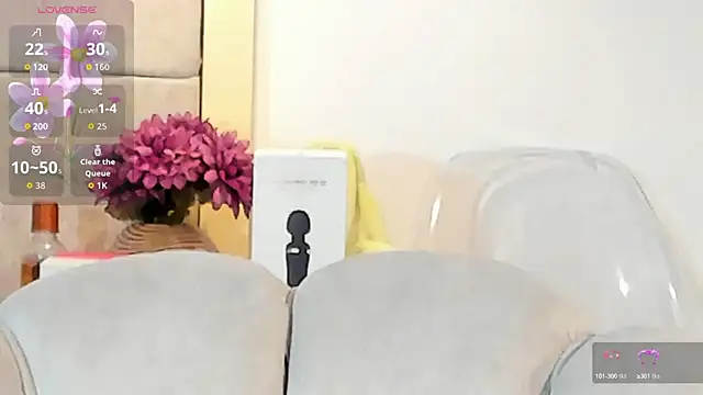 Snapshot of VioletHilton chatting on September 12, 2025, 8:20 pm VioletHilton online show from September 12, 2025, 8:20 pm