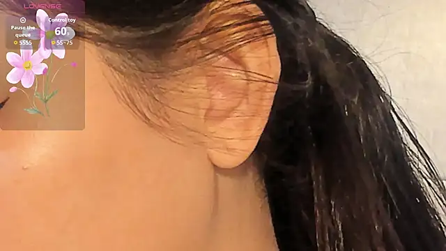 Snapshot of VioletHilton chatting on October 27, 2025, 7:29 pm VioletHilton online show from October 27, 2025, 7:29 pm