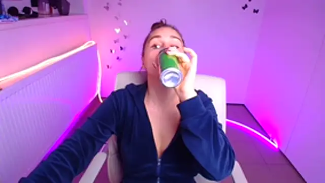 Stefanie Sweet online show from October 28, 2025, 2:09 pm