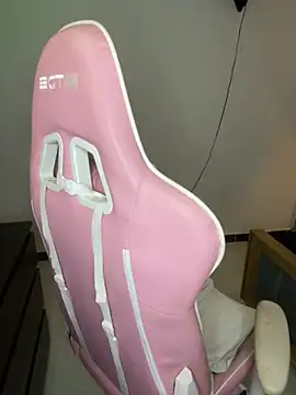 Snapshot of Andrea-Lu chatting on November 7, 2025, 1:05 am Andrea-Lu online show from November 7, 2025, 1:05 am