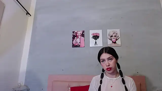 Snapshot of Olivia_Spear chatting on October 18, 2025, 12:17 pm Olivia Spear online show from October 18, 2025, 12:17 pm