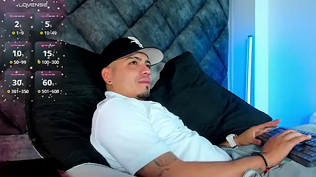 OwenStonne  online show from December 16, 2025, 12:43 pm