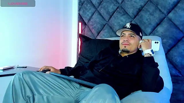 OwenStonne  online show from December 18, 2025, 1:06 pm