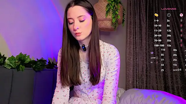 Snapshot of KayleeAgney chatting on December 5, 2025, 5:42 pm KayleeAgney online show from December 5, 2025, 5:42 pm