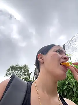 Mia jhoonson online show from November 20, 2025, 2:17 pm