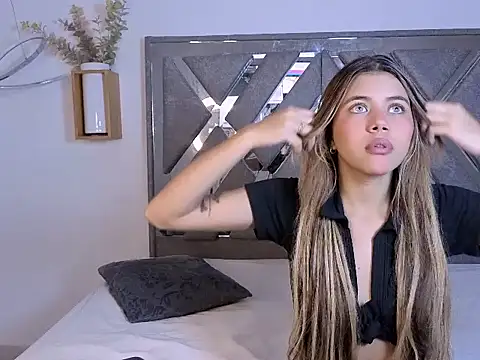 Zaira Luxe online show from December 3, 2025, 2:04 pm