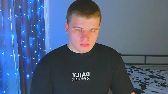 kittenmurr online show from November 25, 2025, 3:06 am