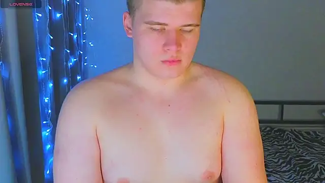 kittenmurr online show from December 17, 2025, 9:43 pm