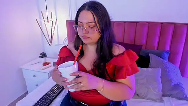 Snapshot of Tessa_Sinclaire chatting on October 6, 2025, 11:24 pm Tessa Sinclaire online show from October 6, 2025, 11:24 pm