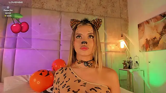 Snapshot of Mily_Vermont chatting on October 31, 2025, 9:05 pm Mily Vermont online show from October 31, 2025, 9:05 pm