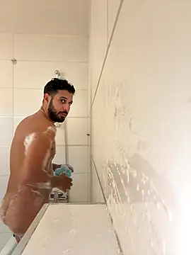 husbandandwifetobe online show from October 31, 2025, 9:38 pm