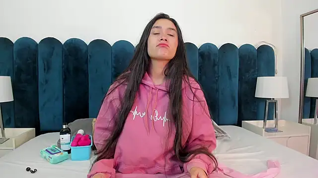 EmilyHanks  online show from January 12, 2026, 10:59 pm