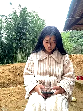 Snapshot of EmLy02 chatting on November 19, 2025, 12:43 am EmLy02 online show from November 19, 2025, 12:43 am