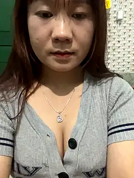 qinejr37 online show from October 10, 2025, 12:26 pm