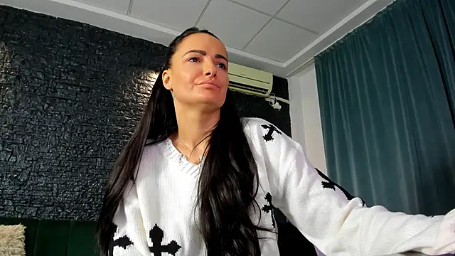 Snapshot of AnneSins chatting on October 27, 2025, 6:34 pm AnneSins online show from October 27, 2025, 6:34 pm