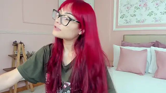 mae lyra online show from February 1, 2026, 7:01 pm