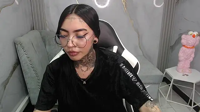 Snapshot of Ashley_Blum_v chatting on November 28, 2025, 8:11 pm Ashley Blum v online show from November 28, 2025, 8:11 pm