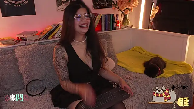 sophieee art online show from October 27, 2025, 2:15 am