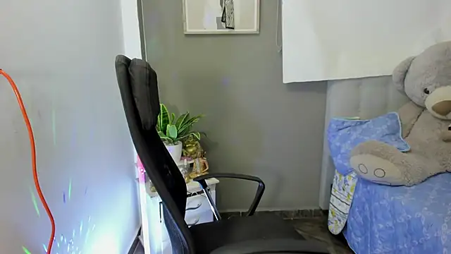 Allison 19   online show from November 15, 2025, 4:43 am