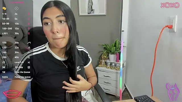 Allison 19   online show from November 25, 2025, 4:01 am