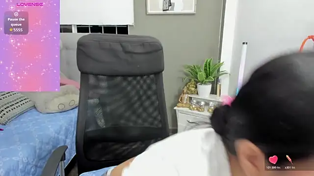 Allison 19   online show from December 15, 2025, 2:27 am