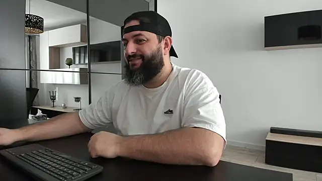 Snapshot of DravenPeak chatting on December 20, 2025, 12:45 pm DravenPeak online show from December 20, 2025, 12:45 pm