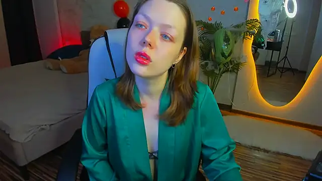 Lunar Lily online show from November 1, 2025, 5:31 am