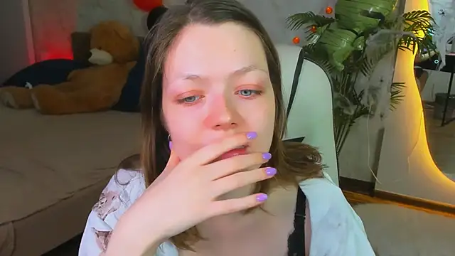 Lunar Lily online show from November 2, 2025, 5:43 am