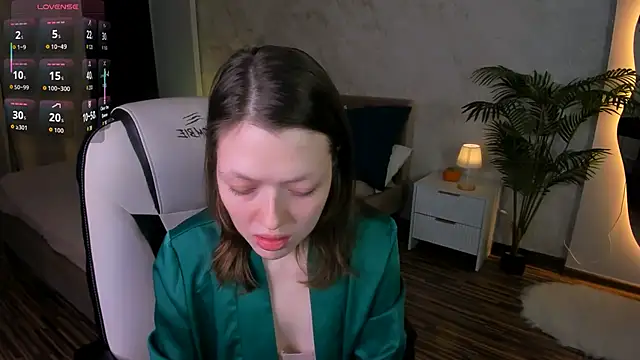 Lunar Lily online show from November 11, 2025, 5:40 am