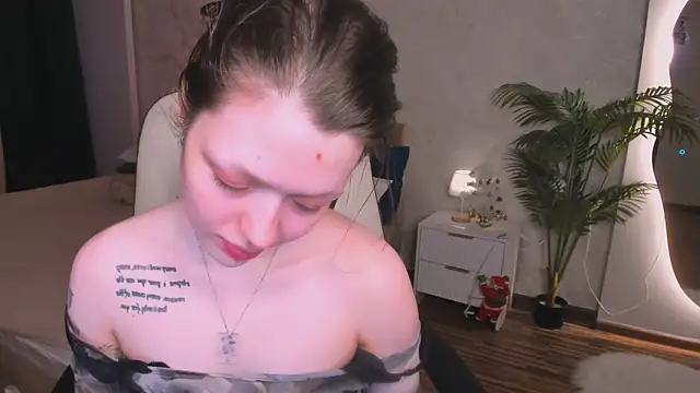 Lunar Lily online show from January 19, 2026, 6:06 am