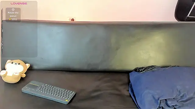 zarek lux online show from March 27, 2026, 1:22 pm