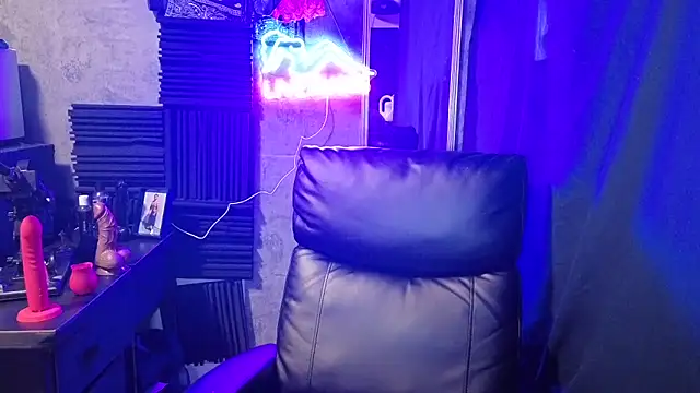 chicanachic13 online show from December 14, 2025, 11:09 pm