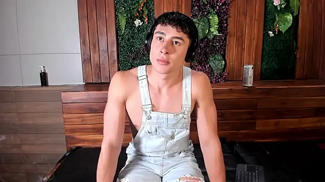 Snapshot of AustinJones_ chatting on February 16, 2026, 7:10 pm AustinJones online show from February 16, 2026, 7:10 pm
