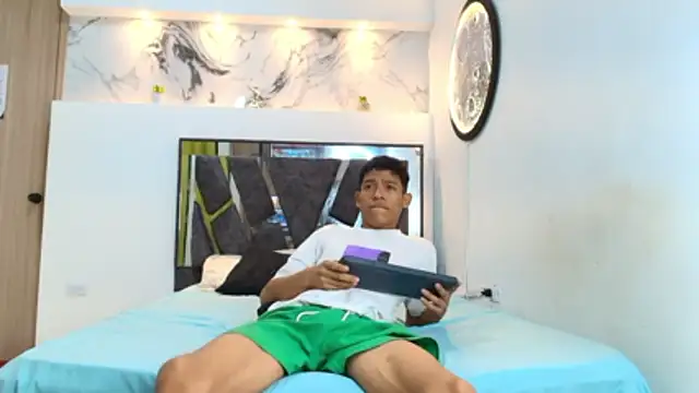 BEAUTY BOYS1 online show from October 26, 2025, 7:14 am