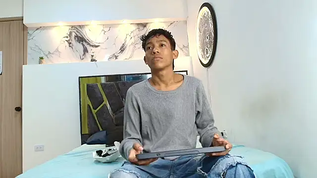 BEAUTY BOYS1 online show from November 3, 2025, 7:20 am